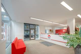 <u>Lommel:</u> Ruime handelsruimte (224m²) te koop.
<ul><li>Gelegen op zichtlocatie</li><li>Ideaal voor kantoren/ vrij beroep</li><li>Beschikbaar in onderling overleg</li></ul>
<strong>Indeling:</strong><br />Grote open kantoorruimte met ruime vitrine<br />2 afzonderlijke burelen, keuken, afzonderlijk toilet, 2 privé autostaanplaatsen (rechts langs het kantoor gelegen)