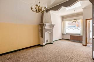 <p><span>Op zoek naar een woning die u volledig naar eigen smaak kan afwerken? Dan biedt deze </span><span>centraal gelegen</span><span> woning in Duffel heel wat mogelijkheden.</span></p><p><span>Via de inkomhal betreedt u de ruime leefruimte, waar voldoende plaats is voorzien voor zowel een gezellige zithoek als een eetplaats. Aansluitend bevindt zich de open keuken, die rechtstreeks uitgeeft op de buitenruimte.</span></p><p><span>De </span><span>koer biedt verrassend veel potentieel</span><span>. Door het verkleinen of verwijderen van de bestaande berging kan deze ruimte eenvoudig worden uitgebreid tot een aangename stadskoer waar u in alle rust kan genieten, midden in het centrum van Duffel.</span></p><p><span>Op de eerste verdieping bevinden zich een ruime slaapkamer en een comfortabele badkamer. Via een vaste trap bereiken we de zolderverdieping, die eenvoudig kan worden afgewerkt tot een </span><span>tweede volwaardige slaapkamer</span><span>.</span></p><p><span>Een belangrijke troef van deze woning is dat </span><span>zowel het hellend als het plat dak</span><span> reeds </span><span>vernieuwd en geïsoleerd</span><span> werden, wat een stevige investering bespaart. Hoewel de woning momenteel beschikt over een EPC-label E, kan dit met een relatief eenvoudige ingreep aanzienlijk verbeterd worden. Door de bestaande accumulatiekachels te vervangen door een lucht-luchtwarmtepomp kan reeds een EPC-label B worden behaald.</span></p><p><span>De woning geniet bovendien van een uitstekende ligging in het centrum van Duffel, op wandelafstand van winkels, scholen, openbaar vervoer en andere dagelijkse voorzieningen.</span></p><p><span>Een uitstekende kans voor starters, investeerders of gezinnen die hun eigen woonproject willen realiseren. </span></p>
