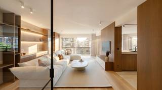 Op een gegeerde ligging aan de Zoutelaan, op de hoek met de Lippenslaan, in residentie Cap Nord, bevindt zich dit uitzonderlijk gerenoveerde appartement van ca. 170 m².<br /><br />Een renovatie uitgevoerd in 2026, met een graad van vakmanschap en oog voor detail die je in dit segment zelden tegenkomt.<br /><br />Bij het binnenkomen valt de doordachte indeling, het lichtinval en de uitzonderlijke graad van afwerking van het appartement onmiddellijk op.<br />De leefruimte vormt het hart van het pand en strekt zich uit in een open, sculpturale vorm waar zithoek, open keuken en eethoek elk hun eigen plaats krijgen zonder ooit afgesloten te worden.<br /><br />De keuken is uitgerust met Miele-toestellen en fungeert als centraal punt tussen de lounge en het eetgedeelte. De vloer loopt in één doorlopende warme houtafwerking door het volledige appartement, wat de ruimte verbindt en sereen houdt.<br /><br />Achteraan het appartement bevinden zich de vier slaapkamers in een doordachte indeling: drie volwaardige slaapkamers en één compactere kamer voorzien van stapelbed, ideaal voor logés of kinderen. Overdag doet deze perfect dienst als bureau in het interieur verwerkt. <br /><br />Twee badkamers, waaronder een ruime ouderbadkamer met vrijstaand bad en inloopdouche, vervolledigen het slaapgedeelte. Een apart toilet en doordachte berging met aansluitingen voor was- en droogkast (Miele, weggewerkt in een gangkast) zorgen voor een wooncomfort waar niets aan het toeval is overgelaten.<br /><br />Onder de oppervlakte werd het appartement volledig vernieuwd. Alle ramen werden vervangen, de verwarmingsketel werd vernieuwd, twee airco's geïnstalleerd, en het geheel wordt gestuurd via een KNX-domotica-systeem met een gebruiksvriendelijke app. Het resultaat: een EPC-label A, wat in een gerenoveerd appartement van dit kaliber een opvallende prestatie is.<br /><br />Het appartement wordt verkocht met twee privatieve kelders (31 en 32) en een fietsenberging op het gelijkvloers. Een autostandplaats in de naastliggende residentie Welvaert kan optioneel mee aangekocht worden voor € 70.000.<br /><br />Het appartement wordt volledig gemeubeld verkocht, klaar om de spreekwoordelijke valies te zetten en de zomer in te gaan.<br /><br />Vraagprijs: € 1.695.000 (meubels inbegrepen).<br /><br />Een bezoek inplannen kan via ons kantoor — 0471 22 68 18 of info@immonano.be.