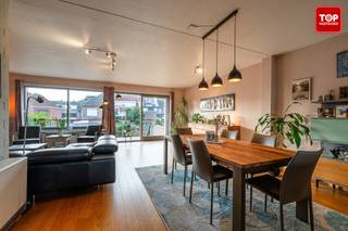 Deze charmante bel-etagewoning is gelegen in een rustige straat te Wondelgem. Op deze ligging vindt u in de nabijheid winkels, scholen en buurtvoorzieningen, Alsook is er een goede bereikbaarheid richting Gent-centrum en de R4. Daarnaast zijn er in de omgeving ook groene zones en pleintjes terug te vinden, wat de woning aantrekkelijk maakt voor gezinnen met kinderen.<br /><br />De woning telt 3 slaapkamers, een badkamer en maar liefst 3 toiletten. Op het gelijkvloers bevinden zich de inkomhal en een ruime garage met plaats voor een wagen en fietsen. Daarnaast is er als extra troef niet alleen een jacuzzi aanwezig, maar ook een sauna! <br /><br />Op de eerste verdieping bevindt zich een lichtrijke leefruimte met salon en eetplaats die ook directe toegang geeft tot het terras. Aansluitend op de leefruimte is de open keuken. De tweede verdieping omvat drie ruime slaapkamers en een badkamer met douche, bad, wastafel en toilet.<br /><br />Buiten beschikt de woning over een tuin met een terras en een tuinhuis voor extra opbergruimte.<br /><br /><br />Vrij bij akte!<br /><br />Contacteer Top Vastgoed voor meer info of een bezoek in te plannen op 0475 700 700!