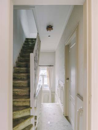 <p><span>SINT-NIKLAAS - Maison de ville bien entretenue avec un atelier spacieux.</span></p><p><span>Située à proximité du nouveau Sportkringpark, cette maison particulièrement bien entretenue et spacieuse dispose d'un atelier attenant. Avec une surface habitable et d'atelier totale d'environ 283 m², cette propriété offre un bel équilibre entre confort de vie, cachet et polyvalence.</span></p><p><span>À l’intérieur, on est immédiatement frappé par l’atmosphère chaleureuse et soignée. La maison comprend un espace de vie convivial, une cuisine intemporelle, un espace bureau et pas moins de quatre chambres. <br />Des matériaux de qualité et un bon état d’entretien garantissent un ensemble agréable et durable dans toute la maison.</span></p><p><span>Juste à côté, au rez-de-chaussée, se trouve un atelier spacieux d’environ 125 m² avec accès à la terrasse. Un espace intéressant pour le télétravail, les loisirs ou d’autres usages. Si vous souhaitez davantage d’espace extérieur, vous pouvez également envisager de démolir tout ou partie de l’atelier afin d’agrandir encore le jardin.</span></p><p><span>À l'arrière, un terrain à bâtir séparé avec un double garage d'environ 57 m² jouxte la propriété ; il est accessible par la Modernadreef. Ce terrain ne fait pas partie de la propriété, mais peut être acheté en supplément si vous le souhaitez.</span></p><p><span>Une maison polyvalente qui, grâce à sa superficie généreuse, ses finitions soignées et son vaste atelier, offre de nombreuses possibilités, tant aujourd’hui que pour l’avenir.</span></p><p><span><br />Vous souhaitez en savoir plus ou planifier une visite ? Contactez l’agence immobilière Axel Lenaerts, nous serons ravis de vous aider ! </span></p>
