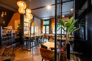 Bent u op zoek naar een unieke horecakans in het bruisende hart van Eeklo? Dan is dit uw moment! <br /><br />Een gevestigde naam op de Markt van Eeklo, wordt nu ter overname aangeboden. Deze charmante brasserie, gelegen in een historisch pand met een prachtig uitzicht op het levendige stadsplein, biedt een ongeëvenaarde combinatie van sfeer, kwaliteit en potentieel.<br /><br /><strong>Troeven:</strong><br /><br /><strong>*Uitstekende locatie</strong>: Gelegen op de Markt, de centrale ontmoetingsplaats van Eeklo, trekt deze brasserie zowel lokale bewoners als toeristen aan. De locatie biedt een constante stroom van potentiële klanten en geweldige zichtbaarheid.<br /><br /><strong>*Authentieke sfeer:</strong> Het interieur van de brasserie straalt een warme en gastvrije ambiance uit, met stijlvolle decoraties die de rijke geschiedenis van het pand eer aandoen. Dit zorgt voor een unieke eetervaring die klanten keer op keer terug doet komen.<br /><br /><strong>*Ruime zitgelegenheid:</strong> Met een ruime eetzaal en een prachtig terras biedt de brasserie voldoende zitplaatsen voor grote groepen en intieme diners. Het verwarmde terras is een populaire plek heel het jaar door, ideaal voor een gezellige lunch of een ontspannen drankje.<br /><br /><strong>*Sterke reputatie:</strong> Dankzij jaren van toegewijde service en hoge kwaliteit heeft deze zaak een uitstekende reputatie opgebouwd. Veel trouwe klanten waarderen de persoonlijke touch en de constante kwaliteit van het eten en de service.<br /><br /><strong>*Groeipotentieel</strong>: Voor de nieuwe eigenaar zijn er talloze mogelijkheden om de zaak verder te laten groeien. Denk aan uitbreidingen van het menu, het organiseren van evenementen of het benutten van de extra zaal boven voor familiefeesten of vergaderingen. De markt en de locatie bieden eindeloze mogelijkheden voor innovatie en groei.<br /><br /><strong>*Woongelegenheid: </strong>Boven de zaak is er nog een ruim duplex appartement aanwezig met 3 slaapkamers, wat de mogelijkheid geeft om te wonen boven uw zaak. <br /><br /><br /><strong>Uw Investering:</strong><br />De overname van deze gekende zaak is een uitstekende investering voor ondernemers die willen profiteren van een goedlopende zaak met een gevestigde naam. De eigenaars zijn bereid om een uitgebreide overdracht te voorzien en hun ervaring en kennis te delen om een soepele overgang te garanderen.<br />Grijp deze kans om eigenaar te worden van een bloeiende brasserie in een van de meest gewilde locaties van Eeklo. Neem vandaag nog contact met ons op voor meer informatie en om een bezichtiging te regelen.<br /><br />De vraagprijs is deze voor de overname van het handelsfonds. Een overname aandelen van de vennootschap is ook bespreekbaar. <br />