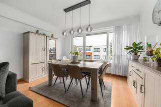 <p>Bent u op zoek naar een verzorgd appartement op een centrale locatie? Dan is dit instapklare appartement zeker een bezoek waard.<br /><br />De ligging is een absolute troef. Op wandelafstand bevindt zich het prachtige Rivierenhof, ideaal voor een ontspannende wandeling, een sportieve activiteit of een gezellige picknick. Bovendien geniet u van een uitstekende bereikbaarheid dankzij de nabijheid van winkels, scholen en openbaar vervoer, waardoor u alle dagelijkse voorzieningen binnen handbereik hebt.<br /><br />Het appartement is netjes onderhouden en volledig instapklaar. Door de praktische indeling is het perfect geschikt voor zowel koppels, jonge gezinnen als investeerders.<br /><br />Belangrijkste ruimtes:</p>
• Woonkamer met aangename lichtinval<br />• Uitgeruste keuken<br />• Twee slaapkamers<br />• Badkamer met ligbad, wastafel in meube<br />• Apart toilet<br />• Wasplaats<br />• Terras achteraan<br /><br />Troeven:<br />• Gegeerde locatie nabij Rivierenhof<br />• Elektrische zonnewering<br />• Gemeenschappelijke fietsenstalling en ruime privatieve kelder<br /><br />Neem vandaag nog contact op met je ERA-makelaar voor een bezoek. JOUW DROOMAPPARTEMENT. ZO GEVONDEN!