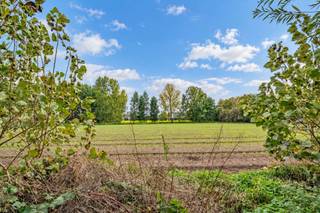 <p><span>Zuidgerichte bouwgronden voor open bebouwing in Sint-Gillis-Waas</span></p><p><span>In de Ettingestraat in Sint-Gillis-Waas worden vier ruime bouwgronden voor open bebouwing afzonderlijk te koop aangeboden. De percelen combineren een zuidgerichte tuin met een ligging aan achterliggend agrarisch gebied.</span></p><p><span>Met een oppervlakte van circa 1.200 m² per lot en een perceelsbreedte van ongeveer 25 meter bieden deze gronden volop ruimte voor een vrijstaande woning met een ruime tuin. Een mooie gelegenheid om uw bouwplannen te realiseren in een groene omgeving.</span></p><p><span>De beschikbare bouwloten:</span></p><ul><li><span>Lot 1: 1.210 m²</span></li><li><span>Lot 2: 1.205 m²</span></li><li><span>Lot 3: 1.202 m²</span></li><li><span>Lot 4: 1.224 m²</span></li></ul><p><span>Ook het achterliggende agrarische perceel, lot 5, met een oppervlakte van 5.369 m² wordt afzonderlijk te koop aangeboden. Dit perceel maakt geen deel uit van de bouwloten.</span></p><p><span>Neem contact op voor de prijs per lot, het verkavelingsplan en de bijhorende bouwvoorschriften.</span></p><p><span> </span></p>