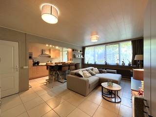 Deze gezellige en lichtrijke duplex is rustig gelegen in de Europawijk in Geel. Het appartementsgebouw is omgeven door groen. Daarnaast is er...