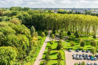 Een uitzicht dat nooit verveelt. Op <strong>de 13de verdieping </strong>van Residentie Rivierenhof I geniet je van een prachtig en weids uitzicht over het Rivierenhof. De seizoenen zorgen hier telkens opnieuw voor een ander decor, terwijl je vanuit uw eigen woonkamer geniet van rust, groen en ruimte.<br />De lichte leefruimte met <strong>open keuken</strong> vormt het hart van het appartement: een aangename plek om te koken, te tafelen en thuis te komen, met het park als indrukwekkende achtergrond. Het appartement beschikt verder over <strong>twee slaapkamers</strong>, een <strong>badkamer</strong> met aansluiting voor een wasmachine, <strong>een apart toilet</strong> en een praktische <strong>berging</strong>.<br />Daarnaast is er een privatieve <strong>kelderberging</strong> voor extra opslagruimte.<br />Een autostaanplaats kan <strong>optioneel</strong> worden aangekocht <strong>voor € 18.000, 00</strong><br /><br /><u><strong>Technische informatie:</strong></u><br />EPC: 116 kWh/m²/jaar – label B<br />Geen renovatieverplichting<br />G- &amp; P-score: A &amp; D<br />Stedenbouwkundige informatie: Wg, Vg, Vv, Gvkr, Gmo<br />Gemeenschappelijke kosten: ca. €420/maand, inclusief water en verwarming<br /><br />Een appartement waar het uitzicht elke dag opnieuw indruk maakt. Kom het zelf ontdekken en plan jouw bezoek! <br />Contacteer ons <strong>via 03 369 70 33 </strong>of<strong> 0465 00 38 27 </strong>voor meer informatie of een bezichtiging.