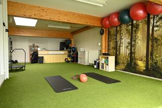 Wenst u uw eigen zaak te starten of bent u op zoek naar een mooie investering? <br />Dit prachtig handelshuis/praktijkruimte/kantoor in Haasrode (Oud-Heverlee) is een droom voor iedereen die op zoek is naar een praktijkruimte of handelspand gelegen op een toplocatie om zijn eigen zaak te starten. Het handelspand kan gemakkelijk verhuurd worden voor € 2.200 per maand in zijn totaliteit. Ook voor investeerders is dit prachtig pand dus zeer aantrekkelijk. <br /><br />De praktijkruimte heeft een oppervlakte van 200m² en beschikt momenteel over een inkom, wachtruimte, grote polyvalente ruimte, 3 kabinetten, open keuken met refter, toilet, berging, doucheruimte en tuin. <br />Het tweede gedeelte van het handelshuis is als volgt opgedeeld: op het gelijkvloers: inkom, eerste slaapkamer of praktijk/kantoorruimte, technische ruimte. Op de eerste verdieping: de 2 overige slaapkamers (in totaal zijn er dus 3 slaapkamers), badkamer, toilet en ruime leefruimte met open keuken voorzien van alle toestellen. De zolder kan ook nog uitgebreid worden naar extra stockage of bijkomende kamers. <br /><br />Het pand is gelegen op een perceeloppervlakte van 5are 16ca en heeft een bruikbaar vloeroppervlakte van 357m². <br /><br />De EPC-waarde is energielabel C wat laat zien dat dit pand energiezuinig is, wat dus resulteert in lagere energiekosten. <br />De ligging van dit pand is zeer aangenaam: recht tegenover de kerk van Blanden met extra parkeerruimte, vlakbij de uitvalswegen, 10 min van Leuven, vlakbij winkels, scholen, wandel-en fietswegen en dit volledig omgeven door het groen. <br /><br />Graag een bezoek? Bel David van LED-ON-IMMO op het nummer 0476 98 91 76 of mail naar info@ledonimmo.be. Tot gauw :)