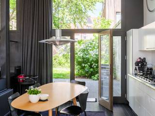 Une habitation singulière qui se distingue par son architecture, sa générosité spatiale et son jardin unique.<br /><br />Une maison d’architecture avec un vaste jardin (env. 215 m²), conçue par l’architecte Wim Cuyvers, où proportion, lumière et sérénité occupent une place centrale.<br />Unique par son échelle et sa conception : deux maisons de ville ont été réunies pour former un ensemble cohérent.<br /><br />Des volumes soigneusement étudiés et des ouvertures de fenêtres judicieusement positionnées créent un dialogue subtil entre l’intérieur et l’extérieur, en relation avec l’environnement.<br /><br />La propriété, située au-delà du Waldamkaai dans le prolongement de la Coupure, dispose d’une superficie brute d’environ 275 m², incluant le niveau inférieur, et est implantée sur une parcelle de 293 m².<br /><br />Des espaces ouverts et une organisation claire du plan s’articulent autour d’un escalier central en acier, véritable colonne vertébrale de la maison. La maison comprend trois chambres spacieuses, avec la possibilité d’en aménager une quatrième. Un atout supplémentaire est le niveau entièrement en sous-sol, accessible par l’arrière, qui offre un vaste espace polyvalent bénéficiant d’une belle lumière naturelle.<br /><br />Une habitation singulière qui se distingue par son architecture, sa générosité spatiale et son jardin unique.