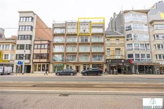 Prachtig en ruim duplex dakappartement met zeer ruime dakterrassen midden in het winkelcentrum en vlakbij de Zeedijk. Indeling : VERDIEPING 4 :...