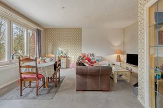 Vous recherchez un nouveau logement dans un endroit idéal à Deurne-Zuid ? Cet appartement à vendre à Deurne est situé dans le Boekenberglei, juste à côté du parc Boekenberg et du Te Boelaerpark. Vous entrez dans cet immeuble confortable par le hall d'entrée, où l'appartement que nous proposons à la vente ici à Deurne est situé au deuxième étage.Par le hall d'entrée, nous entrons dans le salon lumineux, qui donne également accès à la cuisine. La salle de bains et la chambre spacieuse sont également situées dans l'appartement.L'appartement est actuellement loué et peut également servir d'investissement.Êtes-vous intéressé par cette propriété à vendre à Deurne ? N'hésitez pas à nous contacter. L'agence immobilière Dewaele de Deurne sur la Turnhoutsebaan est heureuse d'être à votre service. Vous souhaitez une estimation gratuite de votre bien immobilier ? appelez-nous pour une conversation informelle au 0472.18.63.53 ou envoyez un mail à deurne@dewaele.comInformations sur l'urbanisme : sur demandeEPC Boekenberglei 253 V2L : 223 kWh/ (m²/an)Pièces communes EPC présentes