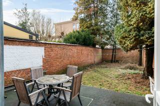 Instapklaar gelijkvloers appartement met ruime tuin.Dit volledig gerenoveerde gelijkvloers appartement combineert moderne afwerking met praktische...