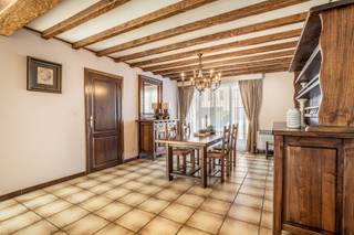 Deze rustig gelegen halfopen woning bevindt zich in het aangename Lembeek, nabij winkels, scholen, openbaar vervoer en met een vlotte verbinding naar de belangrijkste invalswegen. Dankzij de rustige ligging, de ruime tuin en de praktische indeling vormt deze woning een ideale thuis voor gezinnen. We betreden de woning via de inkomhal met apart toilet en wandelen verder naar de eetkamer. Aansluitend bevindt zich de leefruimte die in verbinding staat met de veranda. De deels uitgeruste keuken sluit aan bij de leefruimtes. Zowel vanuit de veranda als vanuit de keuken is er toegang tot de tuin, waar u in alle rust kan genieten van het buitenleven. Op de eerste verdieping treffen we drie slaapkamers en een badkamer uitgerust met een douche, lavabo en toilet. Verder beschikt de woning over een ruime kelder die voorziet in heel wat opbergruimte, alsook een opbergzolder. Tot slot beschikt de woning over een ruime oprit met parkeermogelijkheid voor meerdere wagens en een aparte garage voorzien van een elektrische poort, wat zorgt voor extra comfort en gebruiksgemak. Deze halfopen woning combineert ruimte, rust en praktische troeven en vormt daardoor de ideale thuis voor gezinnen die op zoek zijn naar aangenaam wonen in Lembeek.