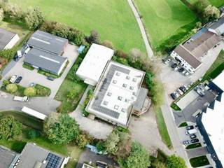 <p><strong>Showroom | Kantoren | Ateliers | Opslag</strong></p>
<p>Op een perceel van 3.927 m² biedt dit gebouw van ongeveer 1.770 m² nuttige oppervlakte een veelzijdige indeling die zeldzaam is op de markt, bewoond sinds de bouw door zijn enige en unieke eigenaar.</p>
<p><strong>Verdeling van de oppervlaktes</strong></p>
<p><strong>Niveau -1</strong><br />Een lichtrijke showroomruimte van 235 m², met een plafondhoogte van 9 m en talrijke lichtkoepels, aangevuld met een inkomhal van ±185 m² alsook sanitair, kleedkamers, traphal en stookplaats (±50 m²).</p>
<p><strong>Niveau 0</strong><br />Bijna 1.220 m², bestaande uit onthaal en kantoren (385 m²), een eerste magazijn van 445 m² onder ±6 m hoogte met sectionale poort, en een tweede magazijn afkomstig van de uitbreiding uit 2006 (390 m², ±5 m hoogte, eveneens met sectionale poort).</p>
<p><strong>Niveau +1</strong><br />315 m² kantoren, met een grondreserve die een toekomstige uitbreiding van ongeveer 200 m² mogelijk maakt.</p>
<p><strong>Technische troeven</strong><br />Het gebouw beschikt over fotovoltaïsche panelen op het dak, gasverwarming voor de magazijnen en de showroom, radiatoren op gasketel voor de kantoren, een gepolierde betonvloer, een gemengde structuur van hout/betonmetselwerk, houten raamkozijnen, een systeem van nachtelijke koeling in de showroom, 2 douches en een alarm.</p>
<p><strong>Toegang &amp; parking</strong><br />Ongeveer 20 parkeerplaatsen verdeeld over twee afzonderlijke toegangen (Avenue Newton en Tienne de la Petite Bilande).</p>
<p><strong>Voorwaarden</strong><br />Verkoop onder de vorm van een Share Deal (overdracht van aandelen van de vastgoedvennootschap, details op aanvraag). Onroerende voorheffing: 9.740 €</p>