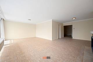 Rustgevend, lichtrijk, vlotte bereikbaarheid, conciërge aanwezig in het gebouw, winkels / beenhouwerij / bakker / ..., dit alles in de nabije omgeving, ... !! Dit zijn nog maar enkele troeven van dit aangenaam ruim appartement gelegen in residentie 'Boskoraal' te Sint-Michiels.<br /><br />Volgende woonindeling : inkomhal met vestiaire en gastentoilet, door de grote raampartijen heeft dit appartement een lichtrijke eet- & leefruimte met ruime keuken, berging, kinderkamer/hobbyruimte/dressing en twee ruime slaapkamers, badkamer met ligbad/douche en dubbele lavabomeubel.<br />Op het zongericht terras is er een fantastisch zicht op het park met vijver en zijn groene omgeving !!<br />Daarnaast is er in de kelderverdieping nog een parkeerplaats, ruime privatieve berging en gemeenschappelijke fietsenberging.<br /><br />Appartement werd recent geschilderd!<br /><br />Gemeenschappelijke kosten: provisie 150€/mnd (inbegrepen: syndic, gas en water).<br /><br />Wenst u een bezoek of meer info, neem dan snel contact op : info@futurimmo.be of 0470 50 50 50.