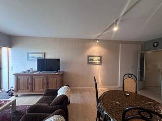 <strong>Residentie Negresco</strong><br /><br />Charmant gemeubeld appartement op de Wandeldijk in Het Zoute, genietend van een uitzonderlijk breed zeezicht. Dit appartement combineert hedendaags comfort met subtiele retro-accenten.<br /><br />Indeling: inkomhal, aparte, volledig uitgeruste keuken. Ruime en lichtrijke leefruimte met een prachtig panoramisch zicht op zee. Aan de achterzijde bevindt zich een afzonderlijke slaapruimte met stapelbed met een badkamer voorzien van een bad-/douchecombinatie.<br /><br />Het terras (+/-15m²) biedt een uniek uitzicht op de duinen en geeft directe toegang tot het strand, waardoor u optimaal kunt genieten van de unieke ligging aan zee.<br />In het gebouw is een conciërge aanwezig voor extra comfort en veiligheid.<br /><br />Beschikbaar vanaf 1/09/2026.<br /><br />Huurvoorwaarden:
<ul>
<li>Forfait algemene kosten €150</li>
<li>Provisie gas/water €25</li>
<li>Geen domicilie mogelijk</li>
<li>Tweedeverblijftaks ten laste van de huurder</li>
<li>Enkel privatieve verhuur, niet mogelijk via vennootschap</li>
<li>3 maand huurwaarborg</li>
<li>Kost plaatsbeschrijving 50/50</li>
<li>Nutsvoorzieningen op naam van de huurder</li>
<li>Huurdersverzekering verplicht</li>
</ul>
<p>Aarzel niet om een bezoek in te plannen om dit gezellige appartement te ontdekken.<br /><strong>Ref: GA718</strong></p>