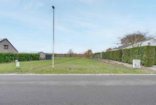 <p>Ontdek deze prachtige bouwgrond aan de Weg naar de Grauwe Steen, ideaal voor wie ruim, rustig en groen wil wonen. Lot 2 beschikt over een noordwestelijke oriëntatie en een P-score A, de meest gunstige score op de waterkaart.</p>
<p>Het perceel is perfect geschikt voor een ruime open bebouwing. Je kan bouwen met een bouwbreedte van 8,8 m en een diepte van 17 m op het gelijkvloers. Op de verdieping is 12 m diepte toegestaan. Zowel een plat als hellend dak behoort tot de mogelijkheden. Je bent bovendien niet verplicht het maximale bouwvolume te benutten – creativiteit is welkom!</p>
<p>Achter het perceel liggen twee weides (lot 3 en lot 4) die optioneel kunnen worden mee aangekocht.</p>
<ul>
<li>
<p>Aankoop lot 4: 10a56ca extra perceel</p>
</li>
<li>
<p>Aankoop lot 3 + lot 4: 21a10ca extra perceel</p>
</li>
</ul>
<p>Een unieke kans voor dierenliefhebbers, tuinliefhebbers of rustzoekers die dromen van extra buitenruimte.</p>
<p>De omgeving biedt tal van wandel- en fietsroutes, met o.a. de Zolderse Mijnterril op wandelafstand. Het perceel maakt deel uit van een verzorgde verkaveling en biedt een prachtig, open uitzicht op het achterliggende landschap. Scholen, winkels en andere faciliteiten in de buurt.</p>
<p>Interesse?<br />Contacteer Sabine: T 0485 47 99 71 of sabine.janssens@living-stone.be. <br /><br /></p>