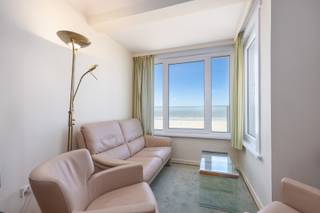 RUIM TWEE SLAAPKAMER APPARTEMENT MET PRACHTIG ZEEZICHT IN OOSTENDE<br />Gelegen op de Albert I Promenade, recht tegenover het brede strand, bieden wij dit aangename tweeslaapkamerappartement aan met een schitterend zicht op zee.<br />Het appartement beschikt over een inkomhal met vestiaire en gastentoilet, een lichtrijke woonkamer met gezellige zithoek en frontaal zeezicht, twee volwaardige slaapkamers en een badkamer met ligbad en tweede toilet.<br />In de residentie zijn bovendien een private berging en een gemeenschappelijke fietsenberging aanwezig. Er is tevens de mogelijkheid om een garage in het gebouw aan te kopen.<br />De residentie bevindt zich in uitstekende staat en er zijn geen grote werken gepland.
<ul>
	<li>Oppervlakte: 103 m²</li>
	<li>Mogelijkheid tot aankoop van ruime garagebox in de residentie: € 75.000</li>
	<li>Fietsenberging</li>
	<li>EPC: 187 (B)</li>
</ul>