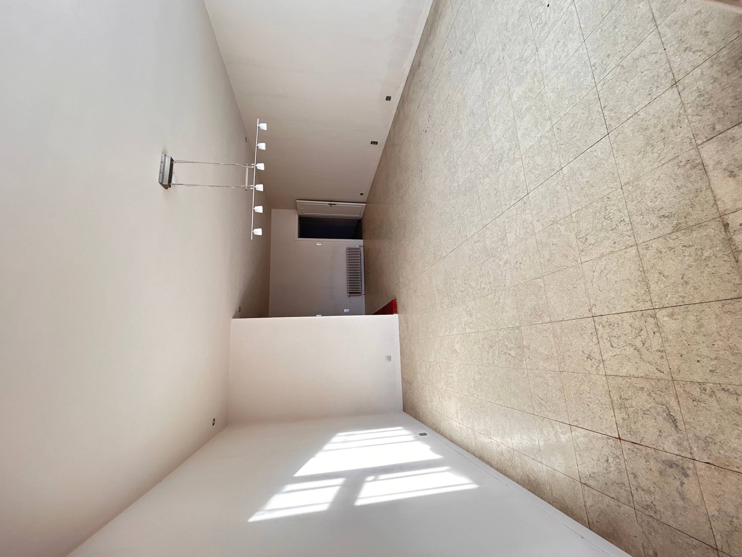 Halfopen woning te huur met 8 slaapkamers en uitweg. - foto 3