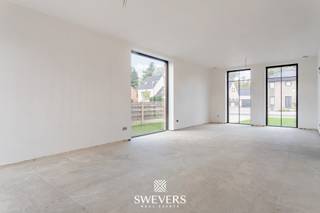 Voor meer info en foto’s, surf naar www.swevers.be – Deze gloednieuwe halfopen woning in Beringen combineert moderne architectuur met...