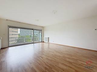 <p><b>MOLENBEEK-SINT-JAN</b>, wijk Mettewie, grenzend aan Sint-Agatha-Berchem, vlak bij het openbaar vervoer en winkels. Appartement met 2 slaapkamers, ± 87 m² woonoppervlakte.<br /><br /><u><strong>6e verdieping C6:</strong></u></p>
<ul>
<li>Lichte woonkamer van ± 28 m² met toegang tot een terras aan de voorzijde op het zuidwesten</li>
<li>Ingerichte open keuken (oven, kookplaat, afzuigkap, koelkast, vriezer en ruimte voor vaatwasser)</li>
<li>Wasruimte met aansluitingen voor wasmachine en droger</li>
<li>Slaapgedeelte</li>
<li>Apart toilet</li>
<li>Slaapkamer 1 van ± 13 m² (2,9 x 2,6 m) met eigen badkamer</li>
<li>Kantoor of kinderkamer van ± 7,5 m² (4,5 x 2,9 m) met eigen doucheruimte en klein balkon op het noordoosten</li>
</ul>
<p>Kelder nr. 26<br />Parkeerplaats nr. 39, voor 100 €/maand <b>VERPLICHT<br /><br /></b>Vaste kosten van 85 € voor de gemeenschappelijke ruimtes<br />Warm water en verwarming: HMS<br /><br />Direct beschikbaar</p>