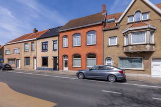 <p>Te koop: gezellige gesloten bebouwing in het centrum van Nieuwpoort, op korte afstand van openbaar vervoer en invalswegen.</p>
<p> </p>
<p>Deze woning biedt een praktische indeling met een kelder en zolder, een zongerichte tuin van 80 m² met garage, en maar liefst 4 ruime slaapkamers. Gelegen langs een invalweg, geniet je hier van het comfort van een gezinswoning met alle voorzieningen binnen handbereik.</p>
<p>Belangrijkste ruimtes:<br />• Living met aangename lichtinval en directe toegang tot de eetkamer.<br />• Eetkamer in verbinding met de keuken, ideaal voor gezellige maaltijden.<br />• 4 slaapkamers, elk met voldoende ruimte voor slaap- en werkhoek.<br />• Badkamer met basisvoorzieningen.<br />• Zolder, perfect voor extra opslag of hobbyruimte.<br />• Kelder voor extra bergruimte.<br />• Garage met toegang tot de tuin.<br />• Zongerichte tuin (80 m²) voor ontspanning en buitenactiviteiten.</p>
<p> </p>
<p>Troeven:<br />• Kelder &amp; zolder voor maximale opslagmogelijkheden.<br />• Zongerichte tuin met garage.<br />• 4 ruime slaapkamers.</p>
<p> </p>
<p>Neem vandaag nog contact op met je ERA-makelaar voor een bezoek.<br />058 222 222 of op sylvie@eraservimo.be</p>
<p> </p>
<p>JOUW DROOMHUIS. ZO GEVONDEN!</p>