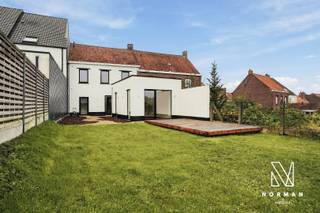 Deze leuke gerenoveerde woning combineert veel ruimte, comfort en een grote tuin met een rustige, landelijke ligging op korte afstand van Kortrijk. Via de inkomhal met ingemaakte kasten komt u in de ruime en lichtrijke eetruimte. Aansluitend bevindt zich de grote keuken, uitgerust met alle nodige toestellen. Achteraan ligt de gezellige leefruimte met grote raampartijen en een mooi zicht op de tuin. Verder zijn er op het gelijkvloers een apart toilet, een ruime kelder, een praktische berging en een garage. De woning beschikt tevens over heel wat zonnepanelen met thuisbatterij. Op de eerste verdieping vindt u een grote badkamer (met bad, douche en dubbele wastafel), drie volwaardige slaapkamers en een afzonderlijk toilet. Via de zoldertrap bereikt u de goed geïsoleerde zolder, ideaal als extra bergruimte. Buiten geniet u van een grote tuin en veel privacy. Extra troeven zijn onder meer een regenwaterput van 6.000 liter en centrale verwarming op gas met radiatoren. Een ruime, instapklare woning op een landelijke locatie en toch vlak bij Kortrijk. Neem vrijblijvend contact op via maggie@vastgoednorman.be of 0479 40 24 04.