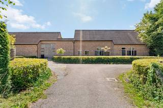 Exclusieve villa op riant perceel in het charmante Rumst – waar luxe en rust samenkomen op 2.9haOntdek een zeldzame kans om eigenaar te worden van...