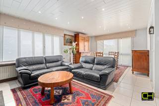 Deze vrijstaande woning is rustig gelegen in het landelijke Evergem en biedt tal van mogelijkheden voor wie op zoek is naar een ruime gezinswoning...