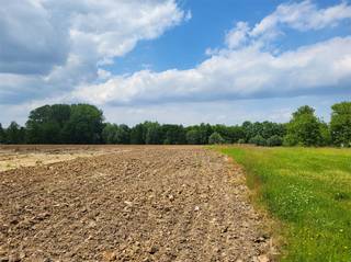Bouw hier jouw droomwoning met panoramisch uitzicht!<br />Prachtig gelegen bouwgrond voor halfopen bebouwing op 435 m², met een weids panoramisch uitzicht over de omliggende velden. De inplanting is zuidgeoriënteerd en de tuin geniet een ideale zuidwestoriëntatie — zon van ‘s morgens tot ‘s avonds gegarandeerd.<br />De grond heeft een straatbreedte van 10 m en een gemiddelde diepte van 43 m.<br />Bouwvoorschriften:<br />•Maximale bouwbreedte: 7 m<br />•Maximale bouwdiepte: 12 m (gelijkvloers en verdieping)<br />•Bouwvrije strook: 3 m<br />•Maximaal twee bouwlagen<br />•Daktype: hellend of plat<br />•Kroonlijsthoogte: max. 6,00 m (hellend dak) of 6,50 m (plat dak)<br />Deze linkse bouwgrond combineert een prachtige ligging met een ideale oriëntatie — perfect voor wie droomt van licht, ruimte en een vrij uitzicht.<br />Voor meer inlichtingen: 0488 85 81 84<br />Prijs exclusief kosten<br />