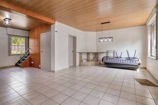 Woning met 4 slaapkamers en afgesloten tuin op een uiterst centrale ligging te Moorslede vlakbij scholen, winkels, openbaar vervoer,...<br />Deze woning biedt een veelbelovende basis voor wie op zoek is naar een eigendom met potentieel!<br /><br />De woning heeft volgende indeling:<br /><br />Kelder<br /><br />Gelijkvloers:<br />- Lichtrijke leefruimte<br />- Keuken voorzien van alle comfort en aansluiting wasmachine<br />- Badkamer voorzien van lavabo, douche en toilet<br />- Afgesloten tuin met terras<br /><br />1e verdieping:<br />- Vier ruime slaapkamers met ruimte voor het ganse gezin<br /><br />Zolder<br /><br /><br />Troeven:<br />- Gelegen op een centrale locatie in Moorslede, vlakbij winkels, scholen, openbaar vervoer en met vlotte verbinding naar Roeselare en omliggende gemeenten.<br />- Te renoveren woning met diverse mogelijkheden<br />- Geschikt voor wie op zoek is naar een investering of starterswoning.<br /><br />Bestuursmaatregelen in het maatregelenregister: nee<br /><br />Deze AI-visualisaties zijn bedoeld als inspiratie. Er werd geen rekening gehouden met technische specificaties, stedenbouwkundige voorschriften of de concrete mogelijkheden tot realisatie.