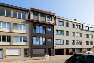<p>Op een uitstekende locatie aan het Heilig Hartplein in Bevegem, op wandelafstand van scholen, openbaar vervoer en het centrum van Zottegem, bevindt zich dit smaakvol appartement op de derde verdieping.</p><p>De lichtrijke leefruimte met aansluitende keuken biedt alle comfort voor aangenaam wonen.<br />Het appartement beschikt over twee volwaardige slaapkamers, een badkamer met douche en een apart toilet.</p><p>Extra troeven zijn de private kelderberging en een afzonderlijke parkeerplaats achteraan het gebouw, die inbegrepen is in de huurprijs.</p><p>Indeling</p><p>* Inkomhal<br />* Ruime woonkamer<br />* Keuken<br />* 2 volwaardige slaapkamers<br />* Badkamer met douche<br />* Apart toilet<br />* Private kelderberging<br />* Private parkeerplaats<br />* EPC A</p><p>Praktisch</p><p>* Huurprijs: €780/maand<br />* Forfait gemeenschappelijke kosten: €40/maand<br />* Totale maandelijkse kost: €820/maand<br />* Geen lift aanwezig in het gebouw.</p><p>Bent u op zoek naar een instapklaar appartement op een centrale ligging met alle voorzieningen binnen handbereik? Contacteer ons vandaag nog voor meer informatie of een bezoek.</p>
