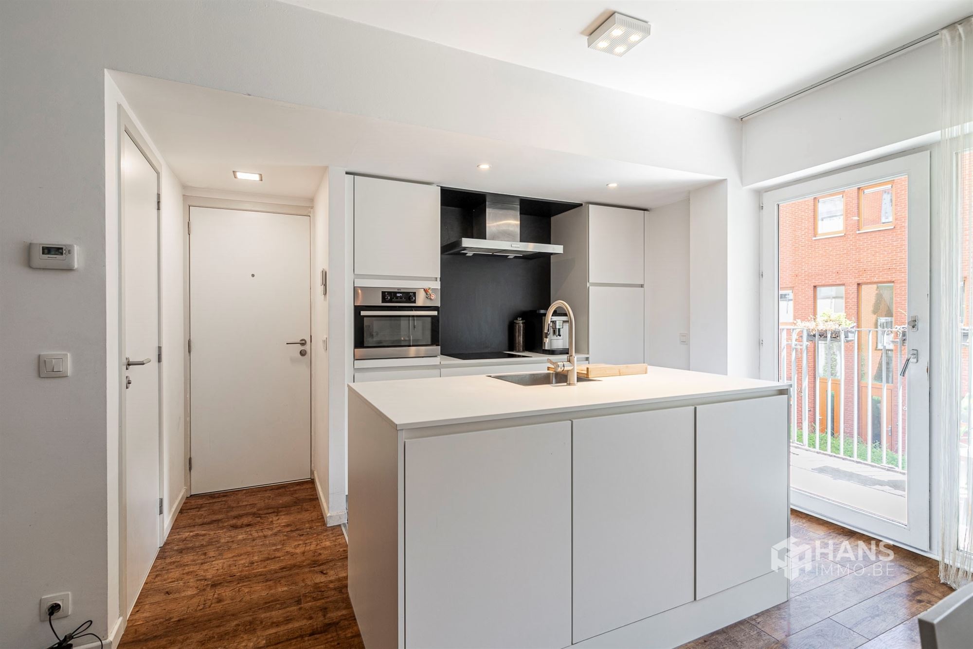 Instapklaar appartement (79 m²) met 2 slaapkamers, autostaanplaats en terras (10 m²) in Antwerpen (2000). - foto 3