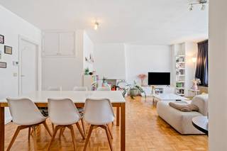 Dit verzorgde appartement in Brugge combineert het comfort van de stad met een uitstekende ontsluiting naar belangrijke invalswegen en het openbaar vervoer. Dankzij de nabijheid van het station en de vlotte verbinding met de E40 en E403 is dit de ideale uitvalsbasis.Indeling appartement (ca. 84m²):-1°V.: - kelderberging (4m²) 2°V.: - inkomhal met ruimte voor vestiaire (6m²) - ruime woonkamer met veel lichtinval (30m²)- geïnstalleerde keuken (6m²) - nachthal voorzien van opbergruimte (4m²) - twee volwaardige slaapkamers (12m² - 14m²) - badkamer uitgerust met een douche, wastafel en apart toilet (6m²) - twee buitenruimtes (6m²) Het gebouw bevindt zich op een toplocatie waarbij winkels, horeca en cultuur op wandelafstand liggen. Wie beslist om hier te kopen, kiest voor een zorgeloze woonervaring in het hart van West-Vlaanderen. Kom ontdekken waarom dit appartement in Brugge precies is wat u zoekt en maak de droom om een eigen stek te kopen vandaag nog waar.Wenst u meer informatie over dit aanbod of wilt u zelf een pand te koop stellen? Neem contact op met ons kantoor voor verdere details.EPC: 148 kWh/m²EPC: Bestuursmaatregelen in het maatregelenregister: nee