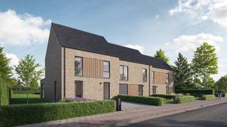 <ul>
	<li>Rustige ligging met uitzicht op de velden</li>
	<li>Ruime, energiezuinige woningen (BEN, E30) met zonnepanelen en warmtepomp</li>
	<li>Inrichtbare zolderverdieping met vaste trap</li>
	<li>Vlotte bereikbaarheid richting Asse, Aalst en Brussel</li>
</ul>
<br /><strong>OMGEVING</strong><br />Deze nieuwbouwwoningen bevinden zich langs de Steenweg op Aalst in Opwijk, in een rustige omgeving met open zicht op de achterliggende velden. Je geniet er van een landelijk woongevoel, zonder in te boeten aan bereikbaarheid. Winkels, scholen en openbaar vervoer bevinden zich in de buurt, en via de nabijgelegen invalswegen ben je snel in Asse, Aalst of Brussel. Ideaal voor wie rust en natuur wil combineren met een centrale ligging.<br /><br /><strong>INDELING</strong><br />Het project omvat drie moderne woningen: twee halfopen en één gesloten bebouwing met inpandige garage. Elke woning heeft minstens 170 m² bruikbare vloeroppervlakte en een ruim perceel, wat zorgt voor rust en comfort.<br /><br />Binnenkomen doe je via de inkomhal met gastentoilet. De lichtrijke leefruimte sluit aan op een open keuken en praktische berging, en biedt zicht op de tuin en achterliggende velden.<br /><br />Op de eerste verdieping zijn er drie volwaardige slaapkamers, een badkamer met bad en douche, en een apart toilet. De zolder is bereikbaar via een vaste trap en kan ingericht worden als extra slaapkamer, bureau of hobbyruimte.<br /><br /><strong>E-PEIL 30</strong><br />De woningen zijn energiezuinig en voldoen aan de BEN-normen, met vloerverwarming, een warmtepomp en zonnepanelen (E-peil 30).<br /><br />Benieuwd naar dit project? Bel ons op 09 394 67 95 of mail naar info@potrell.be voor meer informatie of een afspraak!