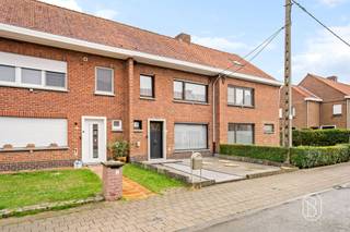 Op te frissen woning met ruime garage, 3 SLK en uitweg!Rustige ligging, mooie ruimtes en vooral héél veel potentieel!Ontdek deze ruime woning op een rustige ligging vlak bij het centrum van Desselgem. Met 3 slaapkamers, een ruime garage, tuin en een zolder met extra mogelijkheden vormt deze woning de ideale basis voor wie op zoek is naar een project dat volledig naar eigen smaak kan worden ingericht.INDELING: inkomhal met apart gastentoilet, lichtrijke leefruimte met grote open keuken, praktische berging en kelder. Op de eerste verdieping bevinden zich de overloop, 3 slaapkamers en een badkamer. De handige bergzolder biedt bijkomende opslagruimte en kan mits de nodige aanpassingen eventueel ingericht worden als extra slaapkamer, bureau of hobbyruimte.Buiten beschikt de woning over een tuin met heel wat mogelijkheden. De ruime garage, te bereiken via een uitweg achteraan, zorgt bovendien voor voldoende plaats voor een wagen, fietsen en extra stockage.TROEVEN:* rustige ligging nabij het centrum van Desselgem* kloeke woning (betonnen gewelven)* 3 slaapkamers* zolder met extra mogelijkheden* ruime garage mét uitwegBezoek na afspraak met Immo Beguin: charlotte@immobeguin.be