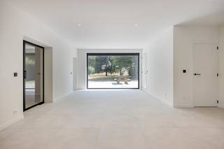 Deze recent en met oog voor perfectie gerenoveerde villa in Damme combineert hoogwaardige architectuur met ultiem, eigentijds wooncomfort. Omgeven door volwassen groen en uitgestrekte velden geniet u hier van een zee van rust, volledige privacy en een adembenemend, seizoensgebonden uitzicht. Dankzij de grondige renovatie woont u hier bovendien uiterst comfortabel en toekomstgericht. Met vier volwaardige slaapkamers en twee luxe badkamers biedt deze woning alles wat u zoekt op een boogscheut van het gezellige centrum van Damme, met een vlotte verbinding naar zowel Brugge als Knokke.<br /><br />U betreedt de woning via een representatieve inkomhal die is afgewerkt met een strakke, lichtgrijze tegelvloer en toegang biedt tot het afzonderlijke gastentoilet. Vanuit de hal opent een blikvanger van een zwarte staalijzeren deur naar de royale leefruimte. Deze kamer heeft overvloedige lichtinval en biedt via een reusachtige raampartij een direct en onbelemmerd zicht op de tuin en de omliggende natuur. Geïntegreerde airconditioning en vloerverwarming garanderen hier het hele jaar door een aangenaam binnenklimaat.<br /><br />De eerste verdieping herbergt drie ruime, lichtrijke slaapkamers. Op deze verdieping bevinden zich tevens twee volwaardige, luxe badkamers. De bovenste verdieping van de villa is een indrukwekkende ruimte op zich. Dankzij het kamerbrede panoramaraam baadt deze royale zolderkamer in het daglicht en kijkt u prachtig uit over de boomtoppen en de achterliggende velden. De ruimte is multifunctioneel in te zetten en leent zich perfect als master suite, exclusieve dressing, inspirerend thuiskantoor of ontspannende hobbyruimte.<br /><br />Algemene info: <br />- Onmiddellijk beschikbaar<br />- 4 slaapkamers<br />- Epc A<br />- €2.300,00/maand<br />- Ruime tuin met pracktisch en ruim tuinhuis. <br /><br /><br />De snelste manier om een bezoek te brengen aan deze woning? Vraag je bezoek aan via de roze knop op onze website (www.dewaele.com) en je wordt gecontacteerd door onze verhuurexpert.<br />