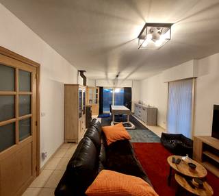 📍 Adres: Oeselgemstraat 39, 8720 WakkenIn een rustige straat nabij het centrum van Wakken bevindt zich deze alleenstaande woning (villa) met een...