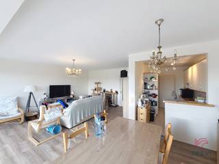 <p><b>Watermael-Boitsfort – In the residential neighbourhood of Place Keym, ideally situated in a green and peaceful setting, close to numerous shops and transport links, a bright 2-bedroom flat of approximately 97m² of living space located on the 10th<sup>floor</sup></b><strong>, offering unobstructed views across the neighbourhood, comprising an entrance hall with a separate toilet and its own washbasin, a spacious living room of approx. 40.5m² with a large east-facing terrace of approx. 10m² offering stunning views over Parc de la Héronnière, flooding the living room with light, a fully fitted semi-open-plan kitchen (fridge/freezer, hobs, extractor hood, oven, dishwasher), a bedroom of approx. 11m² with access to a west-facing terrace of approx. 10m², a bedroom of approx. 18m² with access to the same west-facing terrace of approx. 10m², shower room (walk-in shower, washbasin, washing machine connection), and a cellar. Double-glazed window frame. Estimated service charges of €220/month (cold water, hot water, heating, communal areas). EPC rating C-! Available from 01/07/2026. Dimensions provided for information only.</strong></p>
<p><u>On the 10<sup>th</sup> floor:</u></p>
<ul>
<li>Entrance hall with cloakroom</li>
<li>Separate toilet with its own washbasin</li>
<li>Spacious and bright living room of approx. 40.5m² (6 x 6.7) with an east-facing terrace of approx. 10m² offering superb views of Parc de la Héronnière</li>
<li>Fully fitted kitchen opening onto the living room (oven, hobs, extractor hood, fridge/freezer, dishwasher)</li>
<li>Bedroom wing</li>
<li>Bedroom of approx. 11m² (3.68 x 2.87) with a west-facing terrace of approx. 10m²</li>
<li>Bedroom of approx. 18m² (3.7 x 4.85) with a west-facing terrace of approx. 10m²</li>
<li>Shower room (walk-in shower, washbasin, washing machine connection)</li>
</ul>
<p>Cellar no. 93</p>
<p>Service charge provision of €220/month (cold water, hot water, heating, communal areas)</p>