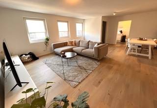 Dit lichtrijke appartement is ideaal gelegen in een eenrichtingsstraat met voldoende parkeermogelijkheden dankzij het nabijgelegen parkeerplein in het centrum van Schilde. Winkels, bakker, slager, scholen en andere voorzieningen bevinden zich op wandelafstand.Het appartement is gelegen op de tweede verdieping en is bereikbaar met de trap of via de lift, die rechtstreeks uitkomt in de ruime en aangename leefruimte. Aansluitend vind je de geïnstalleerde keuken met een aparte berging. Verder beschikt het appartement over een apart gastentoilet, een vernieuwde badkamer met bad en douche, een aparte wasplaats en een ruime slaapkamer.Het appartement is momenteel verhuurd.Extra troeven:- Grotendeels gerenoveerd in 2020/2021- Kleinschalig gebouw- Ligging nabij centrum- EPC C- Asbestveilig- Elektrische installatie conformAfspraak via Dewaele.com!De algemene voorwaarden van Dewaele DIY kunt u steeds raadplegen via dewaele.com.Bestuursmaatregelen in het maatregelenregister: nee