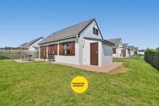 In Harendijke vinden we dit charmante vissershuisje terug op een perceel van 200 m². De woning werd gebouwd in 2008 en beschikt over een bewoonbare oppervlakte van 80 m² volgens EPC. Dankzij de gezellige indeling, de tuin en de privatieve staanplaats is dit een interessante woning als tweede verblijf of investering aan de kust.<br /><br />Op het gelijkvloers bevindt zich een inkomhal met apart toilet. De lichtrijke woonkamer sluit mooi aan op de keuken en eetkamer. De keuken is praktisch ingericht en voorzien van onder meer een vaatwasser, combioven, koelkast met vriesvak, inductiekookplaat en dampkap. Verder is er op het gelijkvloers een eerste slaapkamer met ingebouwde kasten en een badkamer met ligbad, douchevoorziening en lavabo.<br /><br />Op de eerste verdieping bevinden zich twee ruime slaapkamers en een nachthal met ingebouwde kasten. De woning wordt gemeubeld verkocht, waardoor ze meteen gebruiksklaar is.<br />Buiten geniet u van een aangename tuin met gras, terras, buitenverlichting, stopcontact en waterkraan. Daarnaast is er een praktische berging met de meters en de Vaillant CV-ketel.<br />Extra troeven zijn het EPC-label B, conforme elektriciteit, asbestveilige toestand, centrale verwarming, houten ramen met dubbele beglazing en een privatieve staanplaats.<br /><br />Een verzorgd en instapklaar vissershuisje op een aangename locatie in Harendijke.