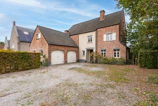 <strong>Ruime villa gebouwd in 2003 gelegen in een rustige wijk te Poppel op een perceel van ca. 1.192m² . De villa biedt u o.a. 3 slaapkamers, 3 badkamers en gezellige leefruimtes met een luxe woonkeuken met kookeiland. Een grote zolder met mogelijkheid tot 2 extra kamers en een dubbele inpandige garage met veel bergruimte. De aangelegde tuin biedt veel privacy en heeft een tuinoverkapping.<br />Gunstige ligging in een groene omgeving nabij de Nederlandse grens. EPC: B inclusief zonnepanelen.</strong><br /><br /><span>Gelijkvloers</span><br />U betreedt de woning via de riante inkomhal met gastentoilet en toegang tot de gezellig ingerichte woonkamer, voorzien van parketvloer en houtkachel. De aangrenzende open keuken is het hart van het huis en is recent vernieuwd. De keuken is o.a. voorzien van een kookeiland met bora inductiekookplaat met afzuiging, een Quooker, koelkast,diepvries, magnetron, oven en vaatwasser. ( allen Siemens) Bij de achteringang bevindt zich de bijkeuken met aansluiting voor wasmachine en droger, extra bergruimte en toegang tot de dubbele inpandige garage met smeerput.<br />Via een luik is er toegang tot een ruime bergzolder.<br /><br /><span>Eerste verdieping</span><br />De royale trap in de inkomhal brengt u naar de eerste verdieping. Hier bevinden zich 3 ruime slaapkamers . De masterbedroom heeft een eigen dressing, een badkamer voorzien van dubbele wastafel en ligbad/douche combinatie en een ruim balkon met zicht op de tuin.<br />Op de gang bevindt zich nog een seperaat toilet en neen extra badkamer met regendouche en wastafel.<br /><br /><span>Tweede verdieping</span><br />De vaste houten trap brengt u naar de ruime tweede verdieping van circa 80m². Deze ruimte moet nog worden afgewerkt maar biedt de mogelijkheid om nog 2/3 extra (slaap) kamers te realiseren.<br /><br /><u>Buitengebeuren</u><br />In de modern aangelegde tuin komt u volledig tot rust en geniet u van de bloemrijke borders, kleine fruitboomgaard en er is veel privacy aangezien zich maar een zijde bebouwing bevindt. De tuin heeft een overdekt terras met aangrenzende schuur, gemaakt van massief eiken delen. De achtertuin is gelegen op het zuidoosten. Aan de voorzijde van de woning is er volop parkeerruimte op eigen terrein.<br /><br /><span>Bijzonderheden</span><br />- EPC B<br />- 12 zonnepanelen met batterij<br />- Gezellige leefruimtes, mogelijkheid tot 5-6 slaapkamers<br />- Rustige ligging nabij scholen/winkels en Nederlandse grens<br />- Centrale verwarming op aardgas met radiatoren<br />- Elektriciteit goedgekeurd<br /><br />Neem zeker al eens een kijkje in de woning via onze virtuele toer: https://tour.giraffe360.com/ba1bb35fc96140b4b205725fa2317fac/