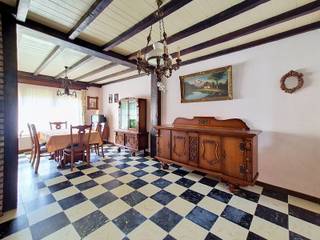 <p>Deze woning met enorm veel potentieel geniet van een rustige ligging, op wandelafstand van het centrum, winkels en openbaar vervoer. Een ideale locatie voor wie rustig en toch centraal wil wonen!</p>
<p>Via de inkomhal betreedt u de leefruimte met aansluitend de keuken en veranda. Verder beschikt het gelijkvloers over een afzonderlijk toilet, een inpandige garage en een praktische berging/wasplaats.</p>
<p>Buiten geniet u van een aangename tuin waar het heerlijk vertoeven is in alle rust en in de zon.</p>
<p>Op de eerste verdieping bevinden zich momenteel vier slaapkamers en een badkamer. De zolder biedt bovendien extra mogelijkheden voor het inrichten van een bijkomende kamer.</p>
<p>Met de nodige renovatiewerken kan deze woning omgetoverd worden tot een echte parel, volledig naar eigen smaak en wensen!</p>
<p>Troeven:</p>
<ul>
<li>Rustige ligging</li>
<li>4 Slaapkamers</li>
<li>Veel potentieel</li>
<li>Regenwater</li>
</ul>
<p>Deze woning is te koop ZONDER makelaar via het concept van Smart Houses! Wenst u verdere inlichtingen of een bezoek? Contacteer rechtstreeks de eigenaar via +32476599739</p>