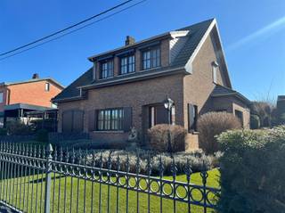 <p><span>Deze charmante vrijstaande woning is rustig gelegen en biedt tal van mogelijkheden en een verrassend ruime indeling.</span></p><p><span> </span></p><p><span>Bij het betreden van de woning komt u terecht in een inkomhal. </span></p><p><span>De ruime leefruimte vormt het hart van de woning en biedt voldoende plaats voor zowel een gezellige zithoek als een royale eethoek. </span></p><p><span>Aansluitend bevindt zich de gezellige veranda met grote raampartijen, waar u het hele jaar door kan genieten van een overvloed aan natuurlijk licht en een mooi zicht op de tuin.</span></p><p><span>De ruime keuken biedt tal van mogelijkheden voor kookliefhebbers en kan volledig naar eigen smaak ingericht worden. </span></p><p><span>Verder vindt u op het gelijkvloers een badkamer uitgerust met een comfortabele inloopdouche, een apart gastentoilet, een praktische garage en een kelder die ideaal is als extra bergruimte of voorraadkelder.</span></p><p><span> </span></p><p><span>Op de bovenverdieping bevinden zich twee ruime, volwaardige slaapkamers. </span></p><p><span>Daarnaast zijn er nog twee extra kamers die perfect dienst kunnen doen als kinderkamer, hobbyruimte, bureau of extra opslagruimte. </span></p><p><span> </span></p><p><span>De zolderverdieping biedt bijkomend potentieel en kan, mits de nodige aanpassingen, ingericht worden als extra slaapkamer, badkamer of multifunctionele ruimte.</span></p><p><span> </span></p><p><span>Buiten geniet u van een goed onderhouden tuin met onderhoudsvriendelijk kunstgras, waar het aangenaam vertoeven is in alle privacy. </span></p><p><span>In de tuin bevindt zich een extra “huisje”, ideaal om gezellig samen te komen of te ontspannen, voorzien van een luifel langs de buitenzijde. </span></p><p><span>Bovendien zijn er nog twee aparte opslagruimtes/werkplaatsen aanwezig — perfect voor hobbyisten of wie nood heeft aan extra bergruimte.</span></p><p><span> </span></p><p><span>Kortom, deze vrijstaande woning combineert rust, ruimte en tal van mogelijkheden, ideaal voor wie comfortabel wil wonen in een aangename omgeving.</span></p><p><span> </span></p><p><span> </span></p>