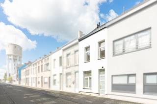 <p><strong>Ben je op zoek naar een instapklare woning met 3 slaapkamers en buitenruimte in het centrum van Aalst? Gevonden!</strong><br />Deze ruime woning bevindt zich op een absolute toplocatie in het hart van Aalst, op wandelafstand van winkels, scholen, gezellige horeca en openbaar vervoer. Ook technisch zit je goed dankzij het gunstige EPC-label B, centrale verwarming op gas met condensatieketel, hoogrendementsbeglazing, dakisolatie, vernieuw dak en een nieuwe crepigevel.</p>
<p>Op het gelijkvloers kom je terecht in de ruime en gezellige leefruimte met open keuken. Vooraan bevindt zich een praktische berging en een apart toilet. Op de eerste verdieping vind je een volwaardige slaapkamer en de ruime, vernieuwde badkamer met inloopdouche, dubbele lavabo en tweede toilet. De tweede verdieping biedt nog twee bijkomende slaapkamers, waardoor de woning perfect geschikt is voor een gezin, koppel of wie extra ruimte zoekt voor een bureau of hobbykamer.</p>
<p>Achteraan geniet je van een gezellig terras/koer, ideaal voor wie graag buiten zit zonder veel onderhoud.</p>
<p>Kortom: een instapklare en energiezuinige woning met drie slaapkamers op een uitstekende centrale ligging. Interesse? Contacteer ons snel voor een bezoek en ontdek zelf alle troeven van deze woning!</p>