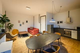 <p><strong>Prachtig gerenoveerd appartement in hartje Antwerpen</strong></p><p>Welkom in dit moderne en stijlvol ingerichte appartement van 83m² in Antwerpen. Dit aantrekkelijke woonpand biedt de perfecte combinatie van comfort, functionaliteit en hedendaags design voor de veeleisende koper.</p><p><strong>Ruimtelijke indeling</strong></p><p>Het appartement beschikt over een optimaal ingedeelde plattegrond met twee comfortabele slaapkamers en één volledig uitgeruste badkamer. De open woon- en eetkamer vormt het hart van de woning en biedt volop ruimte voor gezelligheid en ontspanning.</p><p><strong>Moderne keuken</strong></p><p>De grijze design-keuken is voorzien van hoogwaardige inbouwapparatuur, waaronder een moderne oven, kookplaat en afzuigkap. De vele kastruimte en het ergonomische werkblad maken koken tot een genoegen. Een fraaie keukenisland creëert extra zitplaatsen en zorgt voor een aangenaam sociaal element.</p><p><strong>Licht en ruimte</strong></p><p>Dankzij grote ramen en glazen deuren stroomt er overvloedig daglicht het appartement binnen. Dit geeft de ruimtes een luchtiger en meer open karakter. De houten parketvloeren (visgraat) in lichte tonen dragen bij aan de warmte en elegantie van het interieur.</p><p><strong>Slaapkamers</strong></p><p>Beide slaapkamers zijn voorzien van moderne raambehandelingen en bieden ruimte voor diverse inrichtingsstijlen. De slaapkamers hebben zicht op het appartementencomplex en omgeving.</p><p><strong>Badkamer</strong></p><p>De moderne badkamer is uitgevoerd met stijlvolle zwarte tegels, een inloopdouche met glazen wand en een elegant design. Een handig apart toilet completeert het sanitaire aanbod.</p><p><strong>Afwerking en details</strong></p><p>Het appartement oogt verzorgd en werd zorgvuldig gerealiseerd. Overal zijn details doordacht, van de moderne verlichting tot aan de smaakvolle muurkleuren. De neutrale kleurstellingen bieden volop mogelijkheden voor persoonlijke inrichting.</p><p><strong>Locatie</strong></p><p>Het appartement is gelegen in Antwerpen, een bruisende stad vol cultuur en mogelijkheden. De centrale ligging biedt goede bereikbaarheid naar winkels, horeca en voorzieningen.</p><p>Dit is een uitstekende keuze voor wie op zoek is naar een modern, goed onderhouden appartement met veel potentieel!</p><p>Rechtstreeks te koop van eigenaar.</p><p>Bel gerust voor meer info 0456 83 87 68</p>