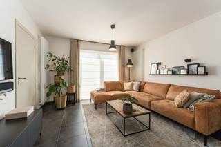 Moderne, instapklare woning op toplocatie in Kuurne te koop<br /><br />In de Bondgenotenlaan in Kuurne bevindt zich deze recente, instapklare woning. De ligging is een van de sterke punten: in een rustige woonomgeving en tegelijk op fietsafstand van het centrum van Kortrijk. Scholen, winkels, openbaar vervoer en belangrijke invalswegen zijn vlot bereikbaar.<br /><br />De woning beschikt over een aangename, lichtrijke leefruimte en eetkamer met aansluitend een volledig uitgeruste keuken. Op de verdieping bevinden zich drie volwaardige slaapkamers en een ruime badkamer met een inloopdouche, toilet en bad. Er is een zolder voor extra bergruimte.<br />Op het vlak van comfort is de woning eveneens goed uitgerust. Zo zijn er elektrische rolluiken, airco, domotica, screens, zonnepanelen en een laadpaal voor een elektrische wagen aanwezig.<br /><br />Buiten is er een overdekt terras waar u in alle rust kunt genieten. Er is ook een tuinberging aanwezig. Verder beschikt de woning over een praktische berging en een inpandige garage.<br /><br />Troeven:<br />- recent, instapklaar<br />- Op fietsafstand van het centrum van Kortrijk<br />- 3 slaapkamers<br />- gunstig epc: zonnepanelen<br />- airco, elektrische rolluiken, laadpaal, domotica<br />- parkeergelegenheid, inpandige garage<br /><br />Contacteer ons vandaag nog voor meer informatie of een bezoek ter plaatse.<br />Bel Louise op 0496 08 08 00 of mail louise@immo-lys.be