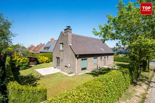 <p>Deze woning is gelegen in een aangename woonwijk in Wondelgem, omgeven door veel groen. Zo bevindt u zich op slechts drie minuten wandelen van het domein Vyncke-Bovyn. Ook het openbaar vervoer en diverse winkels liggen in de onmiddellijke nabijheid. Het centrum van Gent bereikt u na een fietstocht van slechts 15 minuten.</p>
<p>Bij het betreden van de woning valt meteen de ruime inkomhal op. Vanuit deze inkomhal heeft u toegang tot de lichtrijke leefruimte. Aansluitend bevindt zich de keuken. Op deze verdieping vindt u tevens een eerste ruime slaapkamer met een aparte badkamer.</p>
<p>Op de eerste verdieping bevinden zich nog drie slaapkamers, evenals een tweede badkamer met toilet. Daarnaast beschikt de woning over een praktische bergzolder.</p>
<p>Dankzij de tuin rondom de woning kunt u de hele dag door genieten van de zon.</p>
<p><br />Troeven:<br />- Rustige locatie<br />- Grote tuin rondom de woning<br />- Ruime slaapkamers<br />- Alle dagelijkse voorzieningen nabij<br /><br />Kortom, een ideale woning voor wie in een rustige omgeving wil wonen zonder in te boeten op bereikbaarheid.<br /><br />Beschikbaar bij akte.<br /><br />Contacteer Top Vastgoed voor een bezoek op 0475 700 700.</p>