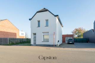 NIEUW IN VERKOOP – Bakkerstraat 48, Zele – €389.000 . Ontdek deze instapklare, perfect onderhouden woning met 3 slaapkamers, dubbele oprit...