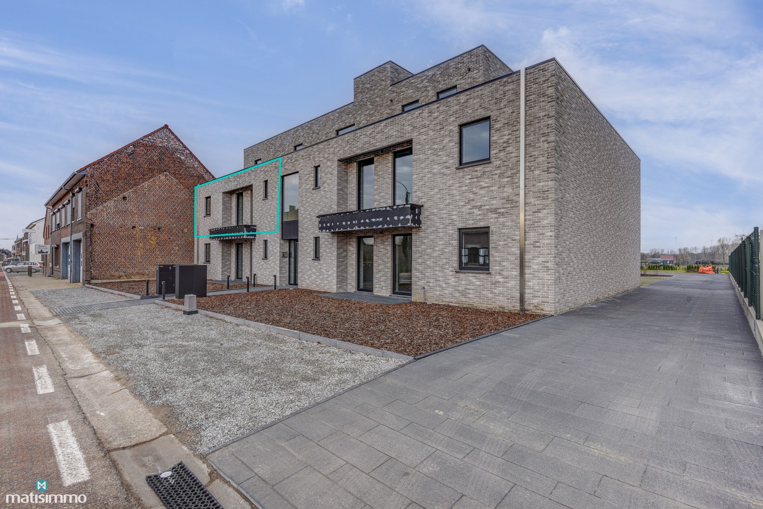 RUIM NIEUWBOUW APPARTEMENT MET 2 SLAAPKAMERS, OVERDEKT TERRAS, GARAGE, AUTOSTAANPLAATS EN KELDERBERGING TE BEVERST - foto 2