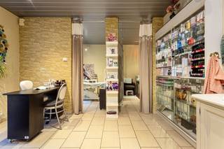 <p><span>Deze gunstig gelegen commerciële ruimte maakt deel uit van een kleinschalige residentie uit 2001 en bevindt zich vlak bij het centrum van Wachtebeke. Dankzij de commerciële ligging geniet het pand van een uitstekende zichtbaarheid, terwijl de straat voldoende parkeergelegenheid biedt voor zowel klanten als medewerkers.Bij het betreden van de ruimte komt men via de inkomhal langs een etalage en bereikt men verschillende afzonderlijke kamers, waaronder een ruimte die momenteel ingericht is met een zonnebank, een tweede ruimte voorzien van douche, sauna en toilet, en een open zone met twee cabines. Vandaag doet het pand dienst als volledig ingericht schoonheidssalon, een invulling die nog minstens twee jaar behouden blijft.De elektrische installatie voldoet aan de geldende normen en het pand beschikt over een EPC-label C. Optioneel kan er een aparte garagebox worden aangekocht voor 25.000. Daarnaast bestaat de mogelijkheid om een tweede handels- of kantoorruimte bij te nemen. Wanneer beide eenheden worden samengevoegd, ontstaat er een bruikbare vloeroppervlakte van 171 m², mits het verkrijgen van de vereiste stedenbouwkundige vergunningen.</span></p><p><span>Voor meer informatie of een bezoek kan u contact opnemen met Mathias via 0472 60 91 51 of per e-mail op mathias@pattymo.be.</span></p>
